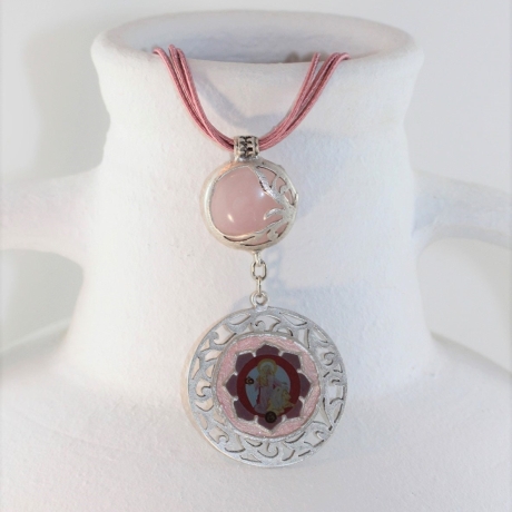 Halskette mit Rosenquarz und Erzengel Ariel an rosa Seidenkordel