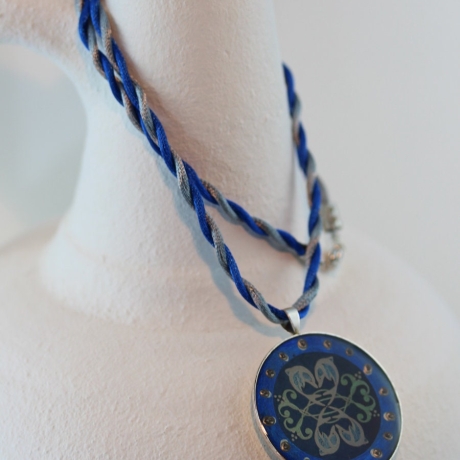 Halskette mit Delfin Mandala, Delphin Kette maritim blau grau
