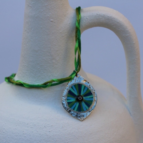 Halskette in Grün mit Glücksbringer Auge an weicher Kordelkette