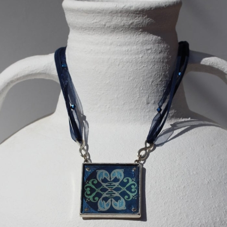 Festliche Halskette mit Delphin Mandala in Quadrat Fassung blau