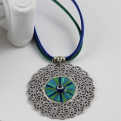 Halskette mit floralem Anhänger mit Mati Auge in Meeresfarben