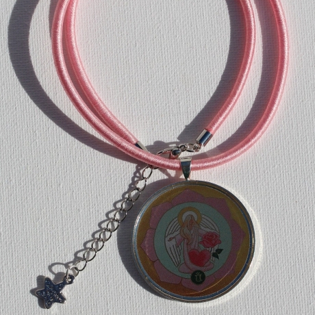 Engel Halskette mit Erzengel Chamuel an Seidenkordel in Rosa