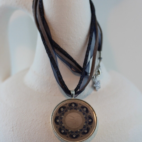 Halskette mit Mond Mandala Dunkelblau Silber, Mondgöttin Kette
