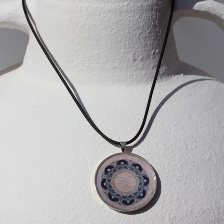 Halskette mit Mond Mandala in Grau Blau, Mondgöttin Schmuck