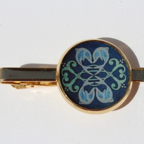 Krawattennadel mit Delphin Mandala, Delfin Herrenschmuck blau