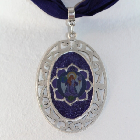 Engel Halskette mit Erzengel Zadkiel Anhänger an lila Seidenband