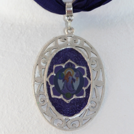 Engel Halskette mit Erzengel Zadkiel Anhänger an lila Seidenband
