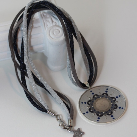 Halskette mit Mond Mandala silbergrau blau, Mondgöttin Schmuck