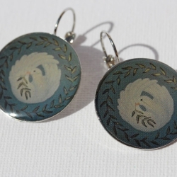 Brisuren Ohrringe mit weißen Tauben mit Olivenzweig in Kranz