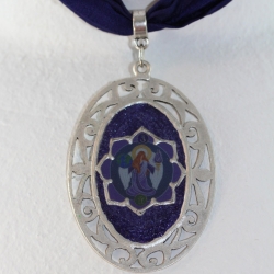 Engel Halskette mit Erzengel Zadkiel Anhänger an lila Seidenband