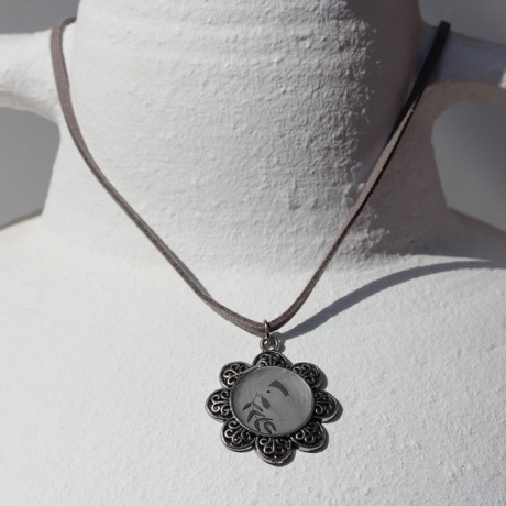 Romantische Halskette mit Friedenstaube in filigraner Blume