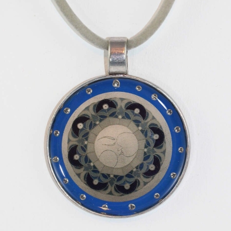 Halskette mit Mond Mandala in Blau Grau Silber, Mondgöttin Kette