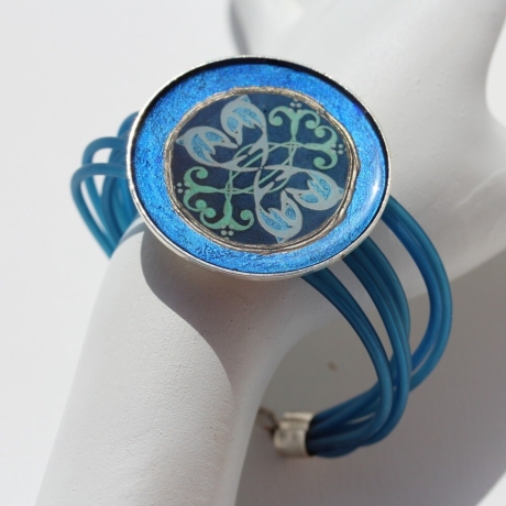 Oppulentes Armband mit Delphin Mandala an Kautschukkordel, blau