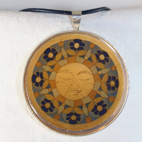 Halskette mit Sonne Mandala in runder Fassung an Lederkordel