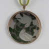 Halskette mit weißen Tauben im Nest an Velourskordel in Grün