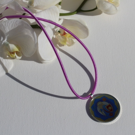Engel Halskette mit Erzengel Michael an Seidenkordel, lila blau