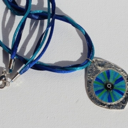 Halskette mit Mati Glücks Auge Anhänger an Kordelkette türkis Halskette mit Mati Glücks Auge Anhänger an Kordelkette türkis