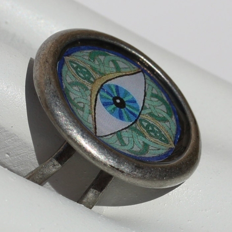 Ring mit Keltischem Knoten und Glücks-Auge in runder Fassung