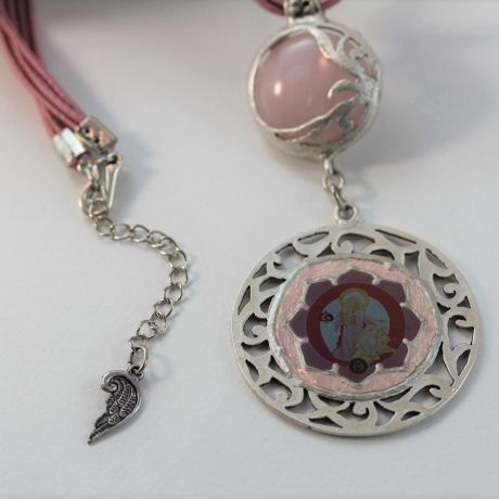 Halskette mit Rosenquarz und Erzengel Ariel an rosa Seidenkordel