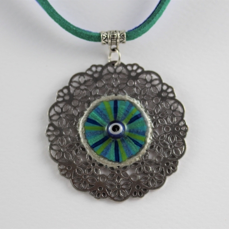 Halskette mit floralem Anhänger mit Mati Auge in Meeresfarben