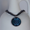 Halskette mit Delphin Motivin runder Fassung an weichen Bändern