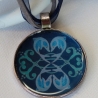 Halskette mit Delphin Motivin runder Fassung an weichen Bändern