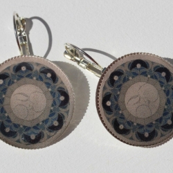 Ohrringe mit Mond Mandala in runden Fassungen grau blau silbern