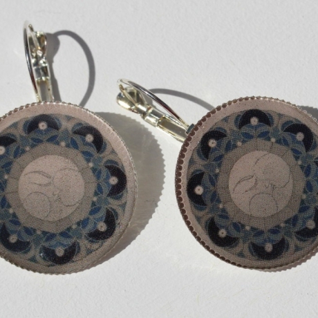 Ohrringe mit Mond Mandala in runden Fassungen grau blau silbern