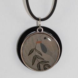 Halskettette mit Taube und Peace Symbol Anhänger an Kordelkette Halskettette mit Taube und Peace Symbol Anhänger an Kordelkette