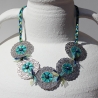 Festliche Boho Halskette mit Glücks Augen in filigranen Blumen