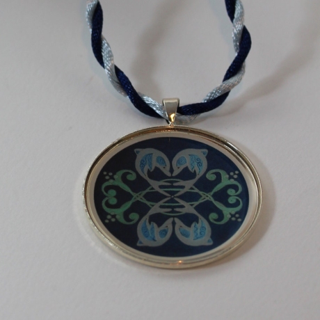 Halskette mit Delfin Mandala, Delphin Kette blau grau mit Kordel