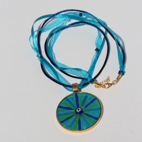 Dekorative Halskette mit Mati Auge an Bändern in Meeresfarben