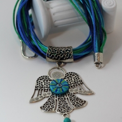 Unikat Halskette mit großem Engel und Mati Auge in Meeresfarben Unikat Halskette mit großem Engel und Mati Auge in Meeresfarben