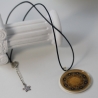 Halskette mit Sonne Mandala in runder Fassung an Lederkordel