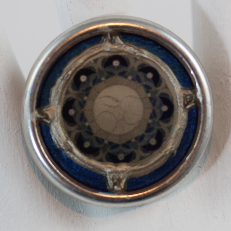 Ring mit Mond Mandala in runder Fassung, Mondgöttin Damenschmuck