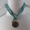 Unikat Halskette mit weißer Taube an edel zartgrünem Seidenband