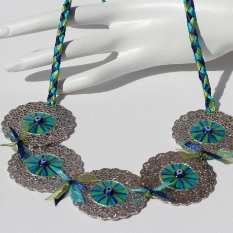 Festliche Boho Halskette mit Glücks Augen in filigranen Blumen