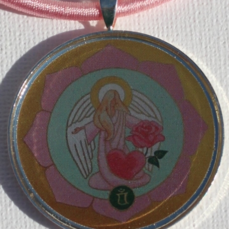 Engel Halskette mit Erzengel Chamuel an Seidenkordel in Rosa