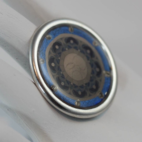 Dekorativer Ring mit Mond Mandala in Blau Grau Silber