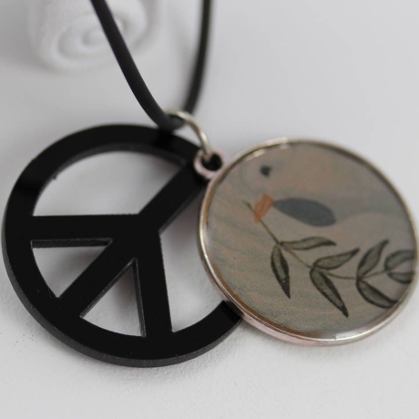 Halskettette mit Taube und Peace Symbol Anhänger an Kordelkette