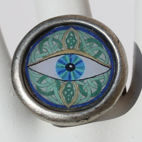 Ring mit Keltischem Knoten und Glücks-Auge in runder Fassung