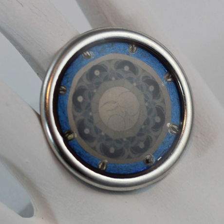 Dekorativer Ring mit Mond Mandala in Blau Grau Silber