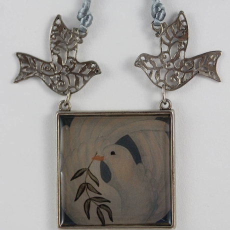 Friedenstaube Halskette mit filigranen Tauben, festlich elegant