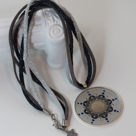 Halskette mit Mond Mandala silbergrau blau, Mondgöttin Schmuck