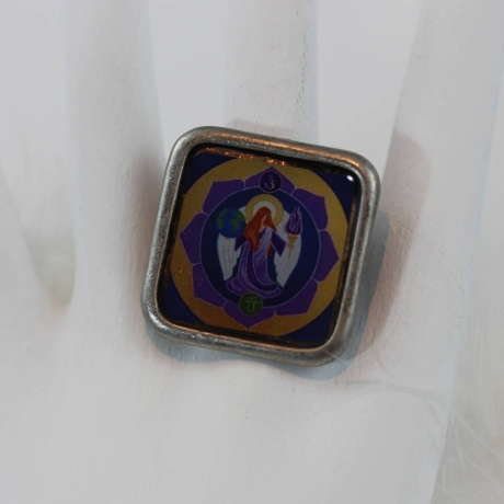 Lila Quadrat Ring mit Erzengel Zadkiel, Engel Schmuck in Violett