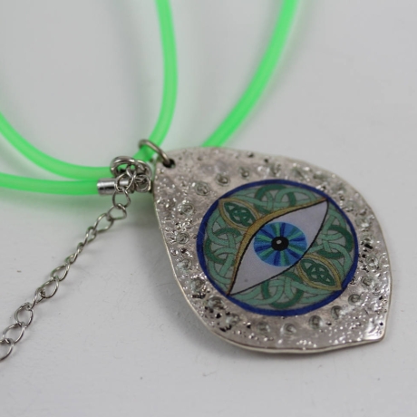 Halskette mit Glücks Auge in keltischem Knoten an grüner Kordel