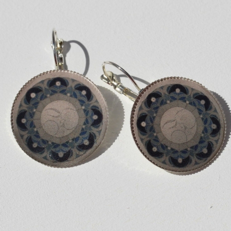 Ohrringe mit Mond Mandala in runden Fassungen grau blau silbern