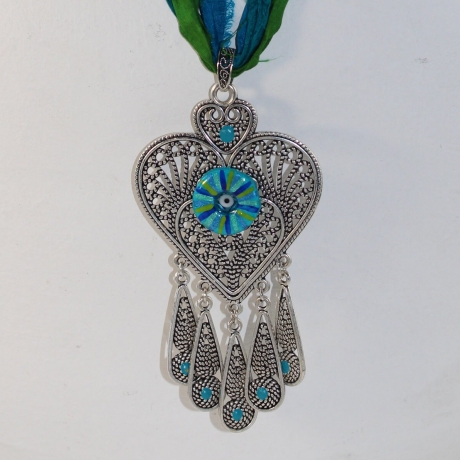 Boho Halskette türkis blau mit Herz Anhänger an Seidenbändern