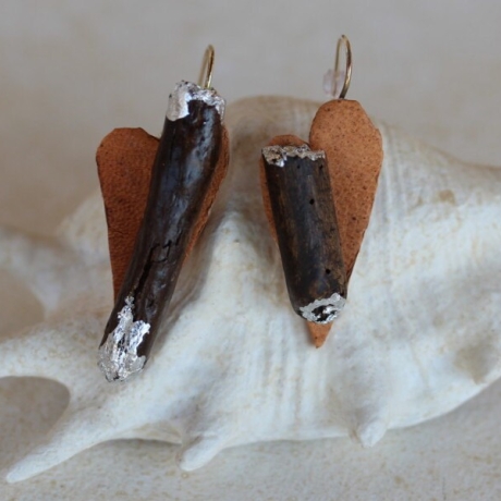 Unikat Ohrringe mit Herzen aus Leder und versilbertem Treibholz