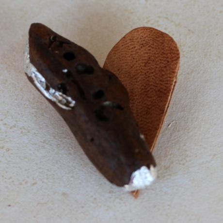 Unikat Brosche mit Leder Herz und Treibholz mit Blattsillber